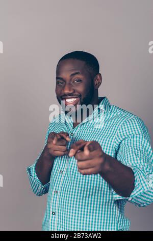 Porträt eines fröhlichen aufgeregt afroamerikanischen bärtigen Mannes, der auf die Kamera zeigt. Stockfoto