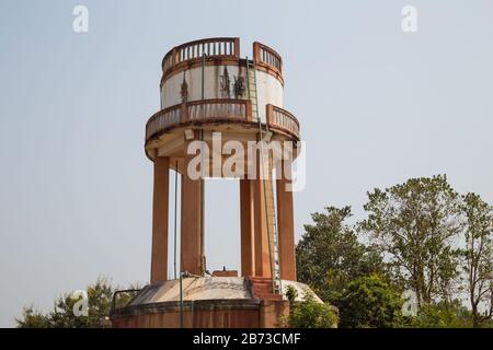 Reservoirturm in Bissau; hohe Betoninfrastruktur; Republik Guinea-Bissau Stockfoto