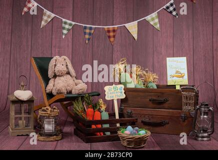 Osterhintergrund, bunte Rücktropfen für Fotostudios, mit Elementen wie: Eier, Häschen, Karotten, osterzeichen, Blumen, Pilze Stockfoto