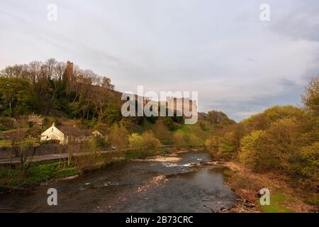 Richmond Castle und der River Swale, von Green Bridge, Richmond, North Yorkshire, England, Großbritannien Stockfoto