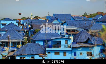 Ein Dorf an einem blauen Flussufer in Malang Indonesia am 15. November 2019 Stockfoto