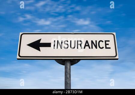Schild mit dem Schild "Insurance Road", Pfeil auf blauem Himmel. Einbahnig leeres Straßenschild mit Kopierbereich. Pfeil auf einem Pfosten, der in eine Richtung zeigt. Stockfoto