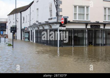 Geschäfte in Shrewsbury überschwemmten den Fluss Severn, nachdem der feuchteste Februar, der jemals in Großbritannien verzeichnet wurde, Februar 2020. Stockfoto