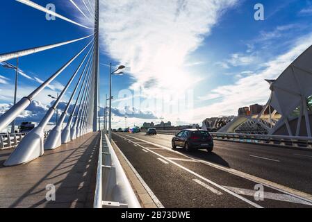 Valencia, Spanien - 5. März 2020: Detail der höchsten Brücke in Valencia, die aus Stahl gebaut wurde und durch die Autos, Fußgänger und Fahrrad fahren Stockfoto