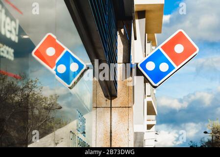 Valencia, Spanien - 5. März 2020: Das Pizzarestaurant Domino mit seinem Logo auf dem Glas im Finanzgebiet von Valencia. Stockfoto