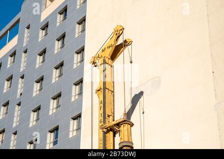 Valencia, Spanien - 5. März 2020: Eine schwere Baumaschine, vertikale Bohrinsel, auf einer Baustelle in einer Stadt. Stockfoto