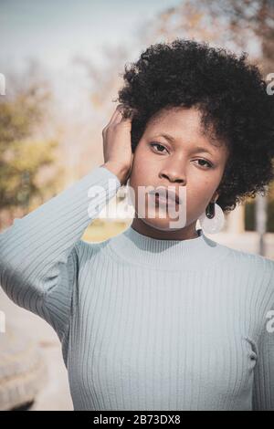 Portrait afro Mädchen schwarz afrikaner schöne Frau Stockfoto