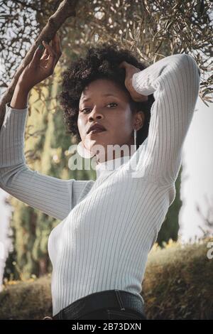 Portrait afro Mädchen schwarz afrikaner schöne Frau Stockfoto