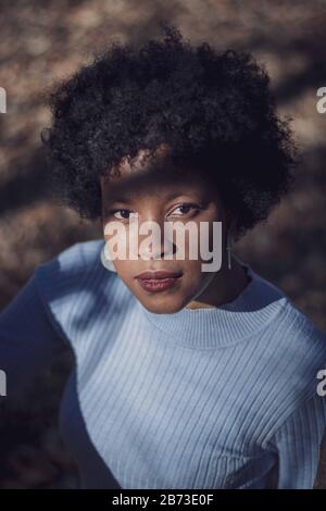 Portrait afro Mädchen schwarz afrikaner schöne Frau Stockfoto