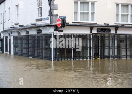 Geschäfte in Shrewsbury überschwemmten den Fluss Severn, nachdem der feuchteste Februar, der jemals in Großbritannien verzeichnet wurde, Februar 2020. Stockfoto