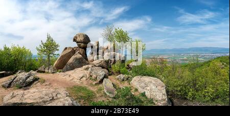 Die Tür der Goddess - ein altes thrakisches Steinheiligtum in der Nähe von Kazanlak in Bulgarien - Megalith, auch bekannt als das Sonnentor - Panorama Stockfoto