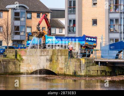 The Shore, Leith, Edinburgh, Schottland, Großbritannien. März 2020. Wasser von Leith aufräumen: Häufiger starker Regen in den letzten Monaten verursacht an der alten Victoria-Drehbrücke an der Flussmünde am Ausgang zu Leith Docks einen ständigen Abfall- und Schuttaufbau. Es ist ein Hingucker und eine Gefahr für Tiere, bis eine Einigung zwischen der Stadtverwaltung von Edinburgh, Water of Leith Conservation Trust & Forth Ports für ein Instandhaltungsprogramm erzielt wurde, aber die Arbeiten müssen in regelmäßigen Abständen durchgeführt werden, nachdem sie zuletzt im Dezember durchgeführt wurden Stockfoto