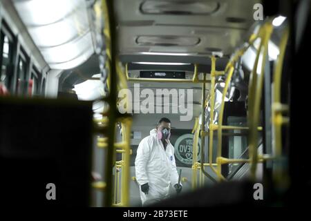 (200313) -- BOGOTA, 13. März 2020 (Xinhua) -- Ein Mitarbeiter reinigt einen Bus in Bogota, der Hauptstadt Kolumbiens, am 12. März 2020. Der kolumbianische Präsident Ivan Duque hat einen landesweiten Gesundheitsnotstand ausgerufen, der jegliche Aktivitäten von mehr als 500 Menschen untersagt, und infolgedessen wurde die diesjährige Internationale Buchmesse von Bogota auf einen späteren Zeitpunkt verschoben. (Xinhua/Jhon Paz) Stockfoto