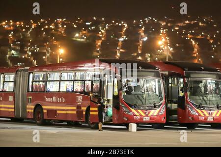 (200313) -- BOGOTA, 13. März 2020 (Xinhua) -- Mitarbeiter reinigen einen Bus in Bogota, der Hauptstadt Kolumbiens, 11. März 2020. Der kolumbianische Präsident Ivan Duque hat einen landesweiten Gesundheitsnotstand ausgerufen, der jegliche Aktivitäten von mehr als 500 Menschen untersagt, und infolgedessen wurde die diesjährige Internationale Buchmesse von Bogota auf einen späteren Zeitpunkt verschoben. (Xinhua/Jhon Paz) Stockfoto