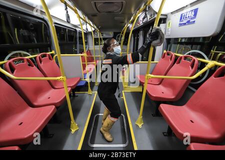 (200313) -- BOGOTA, 13. März 2020 (Xinhua) -- Ein Mitarbeiter reinigt einen Bus in Bogota, der Hauptstadt Kolumbiens, am 12. März 2020. Der kolumbianische Präsident Ivan Duque hat einen landesweiten Gesundheitsnotstand ausgerufen, der jegliche Aktivitäten von mehr als 500 Menschen untersagt, und infolgedessen wurde die diesjährige Internationale Buchmesse von Bogota auf einen späteren Zeitpunkt verschoben. (Xinhua/Jhon Paz) Stockfoto