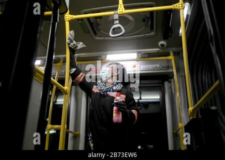 (200313) -- BOGOTA, 13. März 2020 (Xinhua) -- Ein Mitarbeiter reinigt einen Bus in Bogota, der Hauptstadt Kolumbiens, am 11. März 2020. Der kolumbianische Präsident Ivan Duque hat einen landesweiten Gesundheitsnotstand ausgerufen, der jegliche Aktivitäten von mehr als 500 Menschen untersagt, und infolgedessen wurde die diesjährige Internationale Buchmesse von Bogota auf einen späteren Zeitpunkt verschoben. (Xinhua/Jhon Paz) Stockfoto