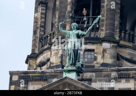 Pediment und Tower of the Royal Palace in Amsterdam, Niederlande 2019 Stockfoto