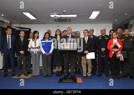 (200313) -- BOGOTA, 13. März 2020 (Xinhua) -- Foto der kolumbianischen Präsidentschaft zeigt, dass der kolumbianische Präsident Ivan Duque (C) aufgrund der neuartigen Coronavirus-Epidemie in Bogota, der Hauptstadt Kolumbiens, am 12. März 2020 einen landesweiten Gesundheitsnotstand ausgerufen hat. (Cesar Carrion/kolumbianische Präsidentschaft/Handout über Xinhua) Stockfoto