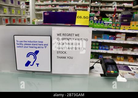 Gesichtsmasken und Händededesinfektionsmittel, ausverkauft, Schild in tesco colney Hatch london england UK Stockfoto