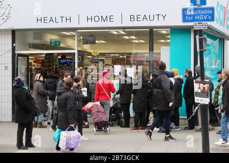 Warteschlange von Leuten, die darauf warten, Toilettenpapier zu kaufen, grüne Hochstraße, london UK Savers Chemiker Stockfoto