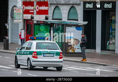 Coronavirus in Bergamo - neue Schließungen in der Stadt; die Fensterläden für Bars, Konditoreien und Restaurants hinunter. Nur wenige Menschen auf der Straße und geschützt mit Masken. Abbildung Bergamo Low, örtliche Polizei (Foto &#xa9;Sergio Agazzi/Fotogramma, Bergamo - 2020-03-13) P.S. la Foto e' utilizzabile nel rispetto del contesto in cui e' stata scattata, e senza intento diffamatorio del decoro delle person rappresentate Stockfoto