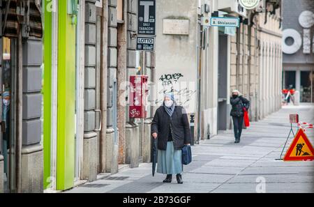 Coronavirus in Bergamo - neue Verschlüsse in der Stadt; die Fensterläden für Bars, Konditoreien und Restaurants hinunter. Wenige Menschen auf der Straße und geschützt mit Masken. Auf dem Foto Bergamo Low (Foto &#xa9;Sergio Agazzi/Fotogramma, Bergamo - 2020-03-13) P.S. la Foto e' utilizzabile nel rispetto del contesto in cui e' stata scattata, e senza intento diffamatorio del decoro delle person rappresentate Stockfoto