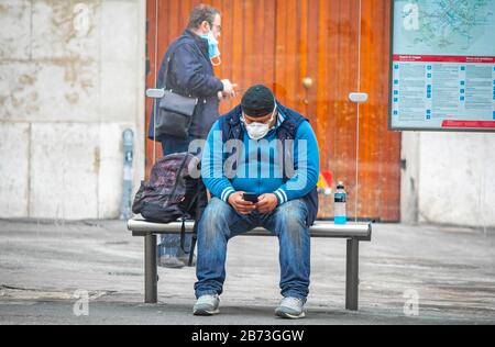 Coronavirus in Bergamo - neue Verschlüsse in der Stadt; die Fensterläden für Bars, Konditoreien und Restaurants hinunter. Wenige Menschen auf der Straße und geschützt mit Masken. Auf dem Foto Bergamo Low (Foto &#xa9;Sergio Agazzi/Fotogramma, Bergamo - 2020-03-13) P.S. la Foto e' utilizzabile nel rispetto del contesto in cui e' stata scattata, e senza intento diffamatorio del decoro delle person rappresentate Stockfoto