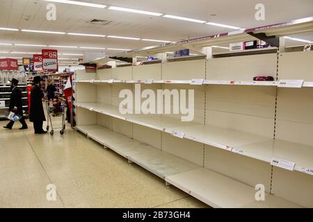 sainsburys haringey london; Käufer und leere Regale; toilettenrollen, Nudelwaren, die durch den Panikkauf des öffentlichen UK england ausverkauft wurden Stockfoto