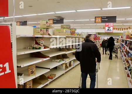 sainsburys haringey london; Käufer und leere Regale; toilettenrollen, Nudelwaren, die durch den Panikkauf des öffentlichen UK england ausverkauft wurden Stockfoto