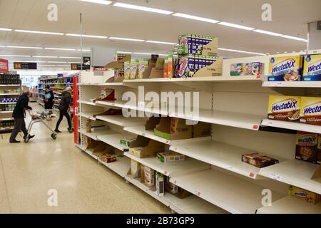 sainsburys haringey london; Käufer und leere Regale; toilettenrollen, Nudelwaren, die durch den Panikkauf des öffentlichen UK england ausverkauft wurden Stockfoto