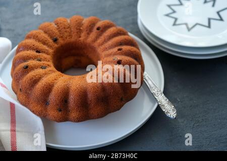 Kuchen bereit, auf schwarzem Tisch gegessen zu werden Stockfoto