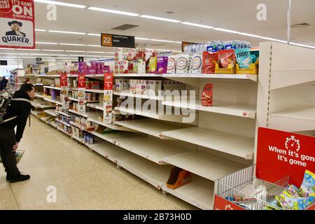 sainsburys haringey london; Käufer und leere Regale; toilettenrollen, Nudelwaren, die durch den Panikkauf des öffentlichen UK england ausverkauft wurden Stockfoto