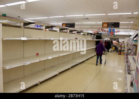 sainsburys haringey london; Käufer und leere Regale; toilettenrollen, Nudelwaren, die durch den Panikkauf des öffentlichen UK england ausverkauft wurden Stockfoto