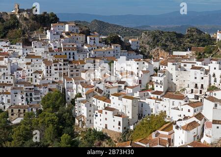 Casares, Provinz Malaga, Andalusien, Südspanien. Iconic weiß - Bergdorf gewaschen. Beliebte Ausflug ins Landesinnere von der Costa del Sol. Stockfoto