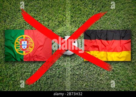 Annullierte Fußballspiele, Portugal gegen Deutschland flaggen auf einem grünen Fußballfeld Stockfoto