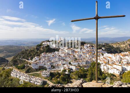 Casares, Provinz Malaga, Andalusien, Südspanien. Iconic weiß - Bergdorf gewaschen. Beliebte Ausflug ins Landesinnere von der Costa del Sol. Stockfoto