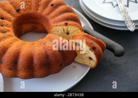 Kuchen bereit, auf schwarzem Tisch gegessen zu werden, Draufsicht. Stockfoto