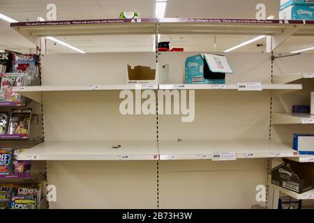 sainsburys haringey london; Käufer und leere Regale; toilettenrollen, Nudelwaren, die durch den Panikkauf des öffentlichen UK england ausverkauft wurden Stockfoto