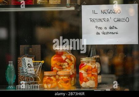 Coronavirus in Bergamo - neue Verschlüsse in der Stadt; die Fensterläden für Bars, Konditoreien und Restaurants hinunter. Wenige Menschen auf der Straße und geschützt mit Masken. Auf dem Foto Bergamo High (Foto &#xa9;Sergio Agazzi/Fotogramma, Bergamo - 2020-03-13) P.S. la Foto e' utilizzabile nel rispetto del contesto in cui e' stata scattata, e senza intento diffamatorio del decoro delle person rappresentate Stockfoto