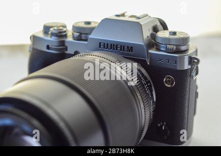 Eskisehir, TÜRKEI: März 01.2020: Isolierte Fujifilm Kamera XT3 mit 80-mm-Makroobjektiv auf weißem Hintergrund. Stockfoto