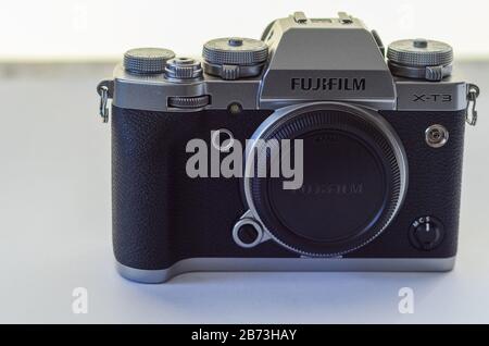 Eskisehir, TÜRKEI: März 01.2020: Isolierte Fujifilm Kamera X-T3 auf weißem Hintergrund. Stockfoto