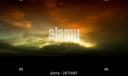 Dramatischer Himmel über Greenhow, Nidderdale North Yorkshire bei Sonnenuntergang Stockfoto