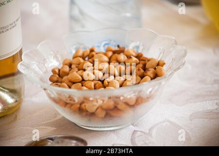 Eine Schüssel mit gerösteten, gesalzenen Erdnüssen oder Erdnüssen. Sie sind lecker und sehr reich an Eiweiß. Stockfoto