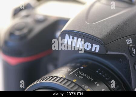 Eskisehir, TÜRKEI- 01. März 2020: Nikon D7000 DSLR-Kamera mit Nikkor 50-mm-Objektiv auf weißem Hintergrund. Stockfoto