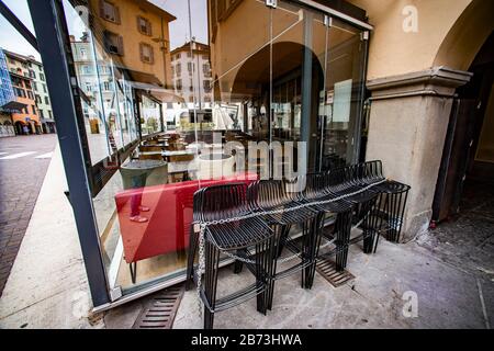 Coronavirus in Bergamo - neue Verschlüsse in der Stadt; die Fensterläden für Bars, Konditoreien und Restaurants hinunter. Wenige Menschen auf der Straße und geschützt mit Masken. Auf dem Foto Bergamo Low (Foto &#xa9;Sergio Agazzi/Fotogramma, Bergamo - 2020-03-13) P.S. la Foto e' utilizzabile nel rispetto del contesto in cui e' stata scattata, e senza intento diffamatorio del decoro delle person rappresentate Stockfoto