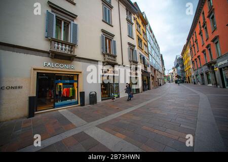 Coronavirus in Bergamo - neue Verschlüsse in der Stadt; die Fensterläden für Bars, Konditoreien und Restaurants hinunter. Wenige Menschen auf der Straße und geschützt mit Masken. Auf dem Foto Bergamo Low (Foto &#xa9;Sergio Agazzi/Fotogramma, Bergamo - 2020-03-13) P.S. la Foto e' utilizzabile nel rispetto del contesto in cui e' stata scattata, e senza intento diffamatorio del decoro delle person rappresentate Stockfoto