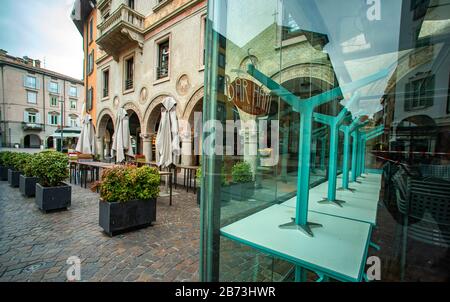 Coronavirus in Bergamo - neue Verschlüsse in der Stadt; die Fensterläden für Bars, Konditoreien und Restaurants hinunter. Wenige Menschen auf der Straße und geschützt mit Masken. Auf dem Foto Bergamo Low (Foto &#xa9;Sergio Agazzi/Fotogramma, Bergamo - 2020-03-13) P.S. la Foto e' utilizzabile nel rispetto del contesto in cui e' stata scattata, e senza intento diffamatorio del decoro delle person rappresentate Stockfoto