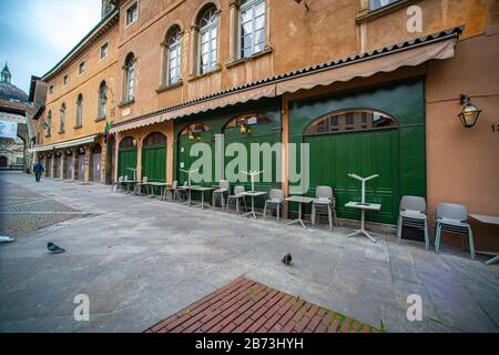 Coronavirus in Bergamo - neue Verschlüsse in der Stadt; die Fensterläden für Bars, Konditoreien und Restaurants hinunter. Wenige Menschen auf der Straße und geschützt mit Masken. Auf dem Foto Bergamo hoch, Alter Platz (Foto &#xa9;Sergio Agazzi/Fotogramma, Bergamo - 2020-03-13) P.S. la Foto e' utilizzabile nel rispetto del contesto in cui e' stata scattata, e senza intento diffamatorio del decoro delle person rappresentate Stockfoto