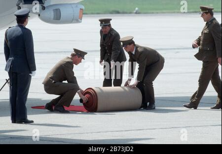 Am Prager Flughafen wird roter Teppich für die Ankunft von TRH Prince und Princess of Wales Royal Tour durch die Tschechoslowakei 1991 verlegt Stockfoto