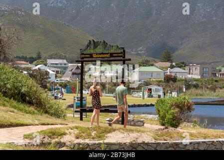 Kleinmond, Westkap, Südafrika. Dezember 2019. Touristen, die in Kleinmond am Westkap um die Lagune spazieren. Stockfoto